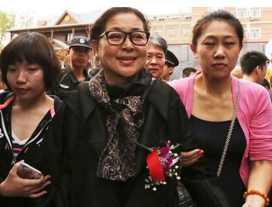 倪萍腿怎么了为什么老坐着原因遭扒 倪萍孩子得的什么病真相揭秘