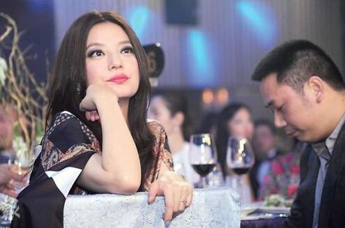 赵薇和黄有龙离婚后女儿给了谁 黄有龙跟赵薇没感情并不幸福内幕