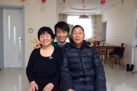 王宝强憔悴近照老家帮妈妈收废品照片, 王宝强54万农村豪宅图片