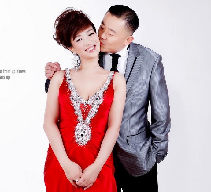 周立波老婆胡洁多少岁和周立波怎么认识 周立波和胡洁的结婚照