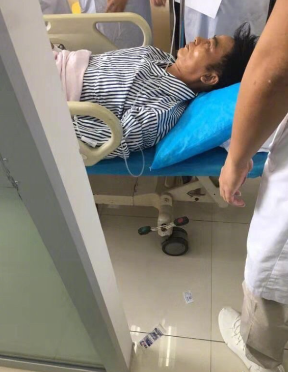 任达华腹部手术完成妻子女儿现身 深夜转至香港医院现场照片曝光