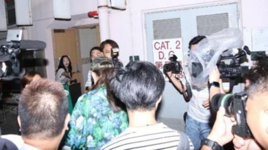 任达华腹部手术完成妻子女儿现身 深夜转至香港医院现场照片曝光