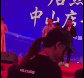 任达华腹部手术完成妻子女儿现身 深夜转至香港医院现场照片曝光