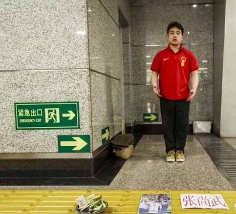 为什么张尚武如此落魄在地铁乞讨?张尚武现在干什么了现状如何?