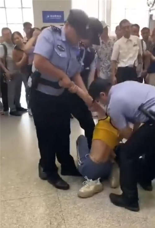 刘露大闹火车站被封杀道歉视频曝光 刘露个人资料背景遭扒是富二