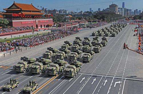 中国阅兵在国外火了,国外网友评论2019年阅兵堪比好莱坞太震撼