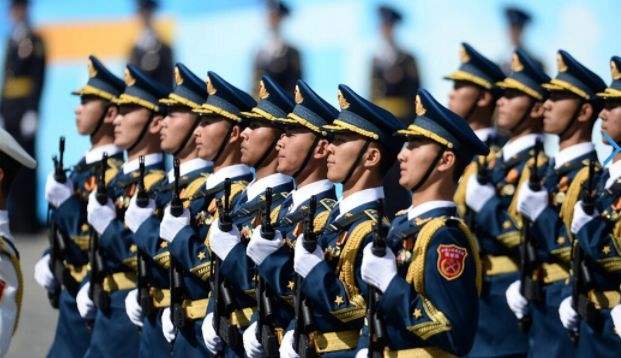 中国阅兵在国外火了,国外网友评论2019年阅兵堪比好莱坞太震撼