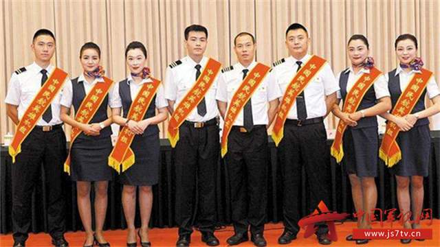 川航8633事件之后空姐和机长能得到多少奖金?机长刘传健工资多少