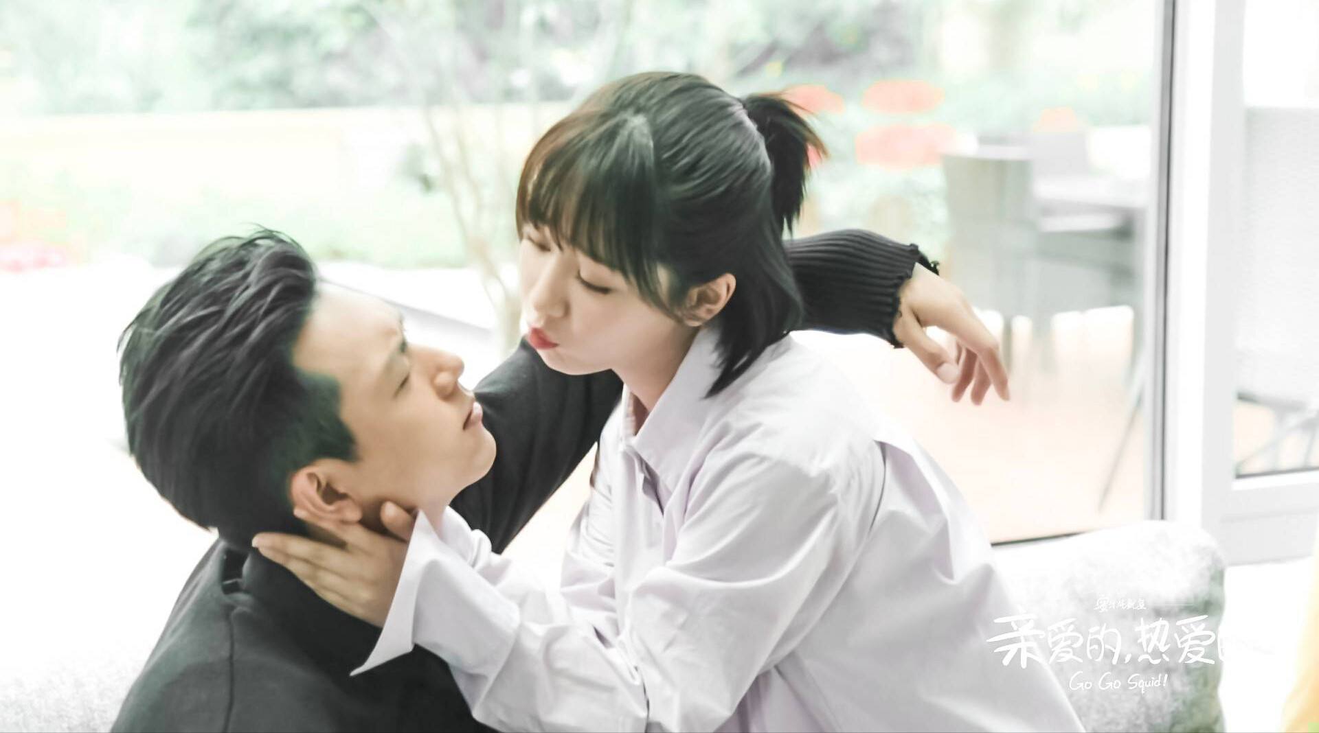杨紫接吻李现是真吻吗?圈内密探深扒李现看杨紫的眼神是怎么回事