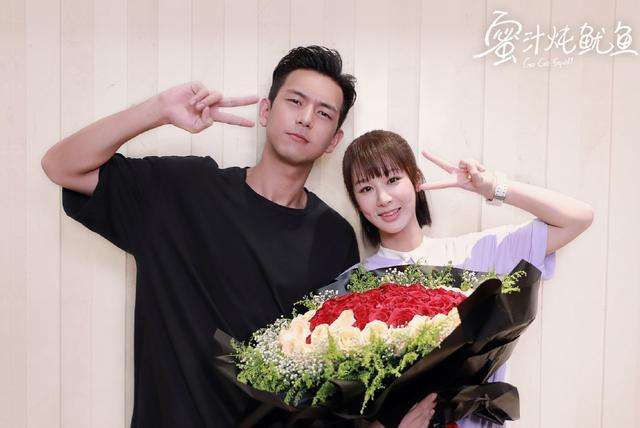 杨紫接吻李现是真吻吗?圈内密探深扒李现看杨紫的眼神是怎么回事