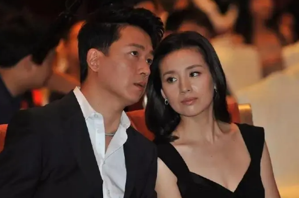 潘粤明结过几次婚现任老婆是谁,董洁潘粤明事件来龙去脉