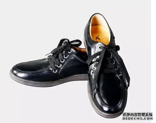 男生牛仔裤配什么鞋好看 硫化鞋和帆布鞋的区别