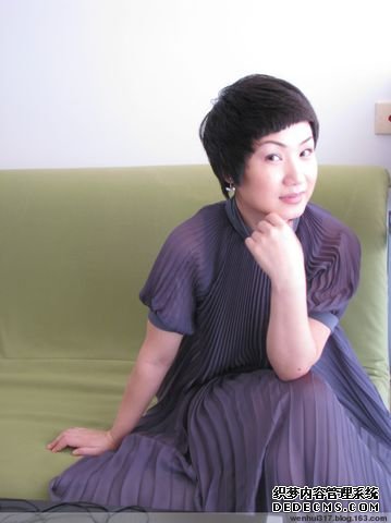 四十岁女人的穿衣禁忌 40岁女人穿衣打扮显年