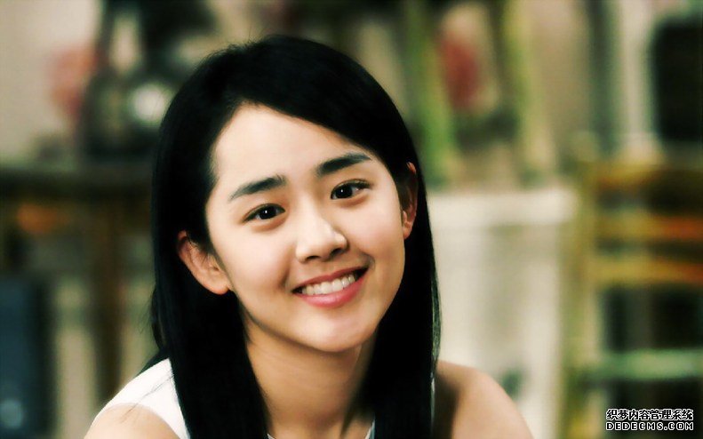 韩国最美女星排行榜top6:金柳真 金柳真的身材相当完美,加上自小在关岛长大,有点洋派,所以喜欢展现其性感的一面,但是为了扮好《和》剧邻家女孩的形象,她只好掩藏起好身材,将所有的性感衣物束之高阁。她还拥有让人印象深刻的饱满额头和高挺的鼻梁,会让人联想到奥利维亚·赫西。 韩国最美女星排行榜top7:宋慧乔 宋慧乔,韩国著名影视演员,初期参加模特大赛成名。先后拍摄多部电影电视剧,代表作有电视剧《蓝色生死恋》,《浪漫满屋》,这两套剧集令她在亚洲各地皆为人所熟悉。宋慧乔拥有让人极端心动形象
