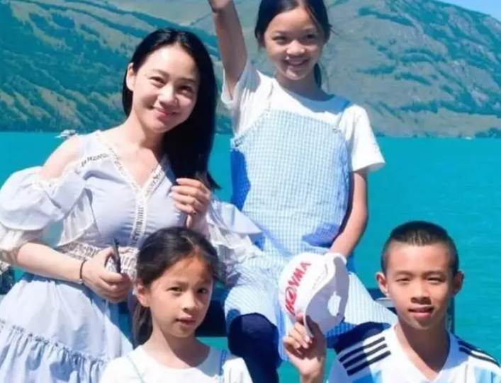 主持人周群老公叫什么名字有几段婚姻?周群为什么会有三个孩子?
