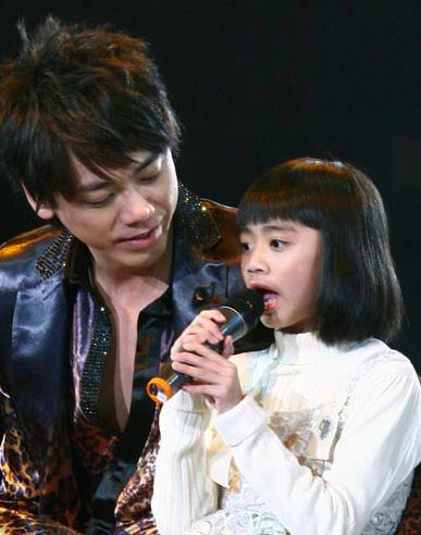 信携19岁女儿上节目大长腿吸精,信的老婆是谁他和谁生的女儿?