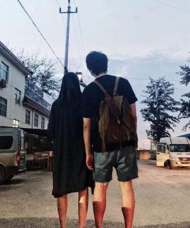 信携19岁女儿上节目大长腿吸精,信的老婆是谁他和谁生的女儿?