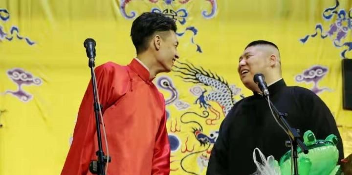 德云社秦霄贤孙九香怼观众被停演,秦霄贤鞠躬道歉!
