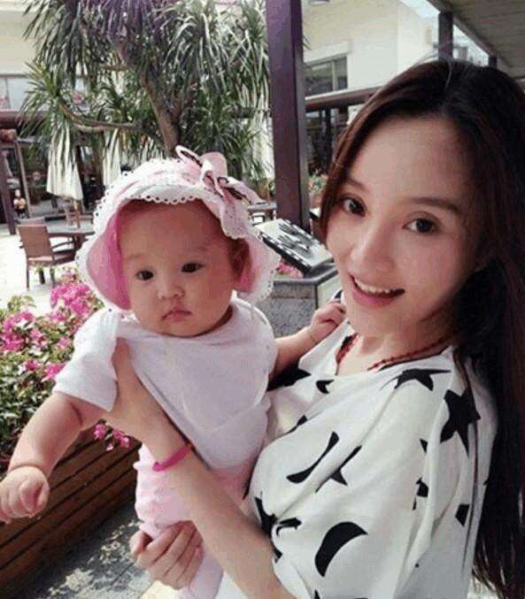 李小璐有几个孩子生二胎了吗?贾乃亮争夺抚养权失败甜馨选择妈妈