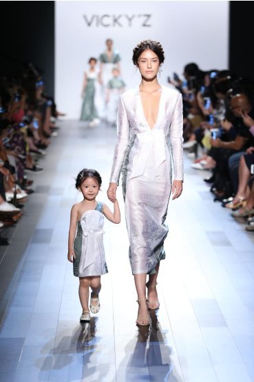 都挺好小咪扮演者石雨鑫多大了以前演过什么 石雨鑫爸妈是干嘛的