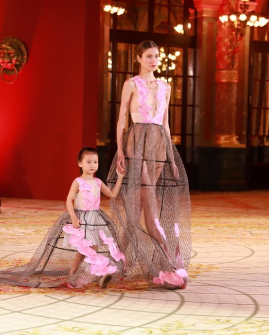 都挺好小咪扮演者石雨鑫多大了以前演过什么 石雨鑫爸妈是干嘛的