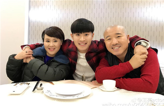 王小利儿子王亮为什么拜师郭德纲 王亮是德云社哪一科的艺名叫啥