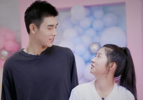 何蓝逗为什么没上大学学历是什么?何蓝逗长得丑整容前的照片图片