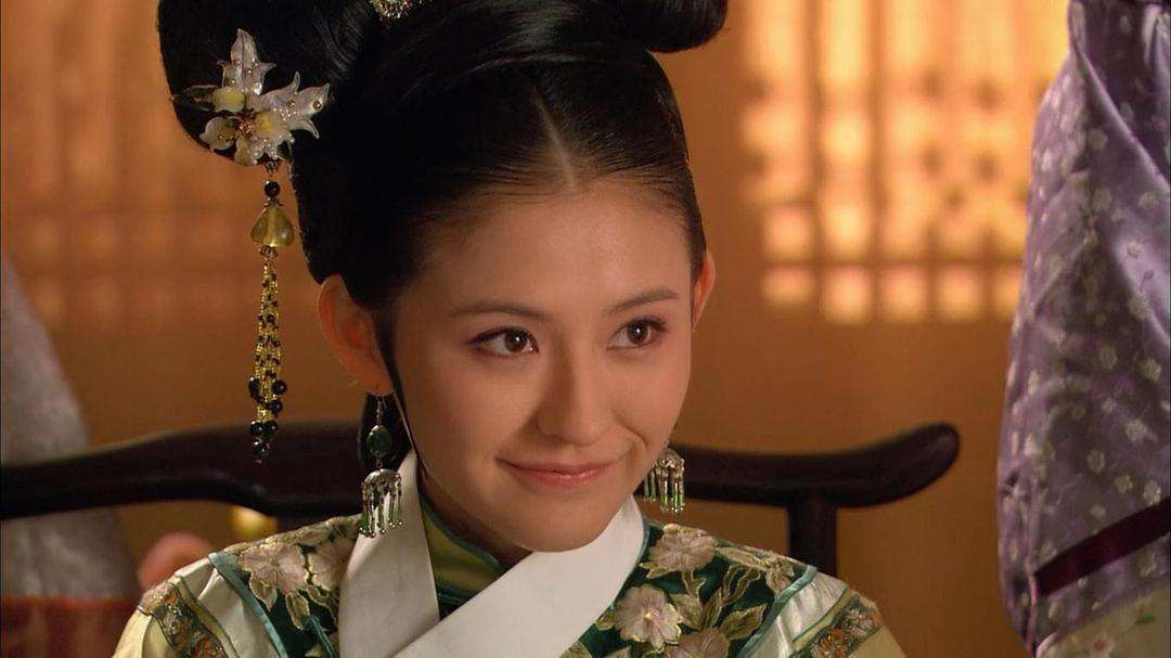 热依扎父母是什么族哪里人 热依扎吊带背心现身机场热热议心机婊