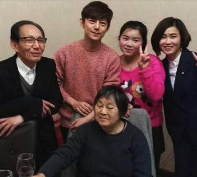 何炅不为人知的一面是渣男? 何炅低调24年家庭背景父母身份曝光