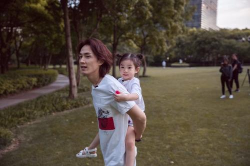 李承铉没有戚薇收入高吗?李承铉为什么放弃工作家里有钱吗天涯