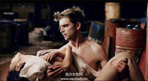 朱珠演的违禁电影裸泳是哪部?绝命航班朱珠图片大放送删了的戏