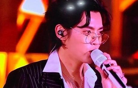 吴亦凡官方回复脖印到底怎么回事?湖南卫视跨年吴亦凡脖子怎么了
