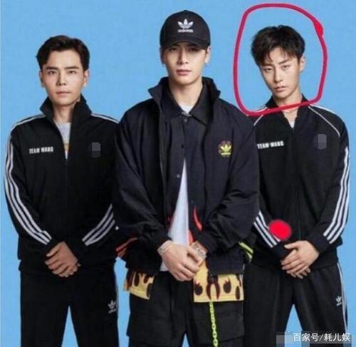 王嘉尔经纪人徐新俊是男是女个人资料背景照片，和姜贞羽是咋回事