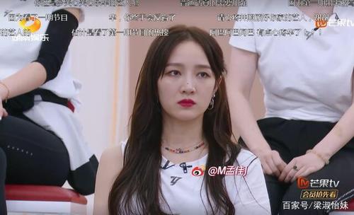 王霏霏孟佳为什么不坐一起关系不好吗?王霏霏为什么比孟佳受欢迎