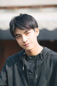 宋威龙是哪个学校的真实年龄不可能是99年的?宋威龙被导演爆菊?