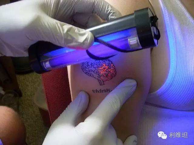 隐形纹身真隐形了还有啥意思 紫外线隐形纹身怎么弄可以换图案吗