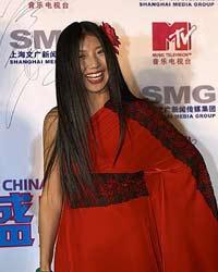 杨二车娜姆为什么戴花没有耳朵吗?杨二车娜姆为何少一耳年轻照片
