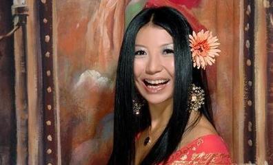 杨二车娜姆为什么戴花没有耳朵吗?杨二车娜姆为何少一耳年轻照片