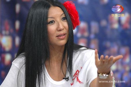 杨二车娜姆为什么戴花没有耳朵吗?杨二车娜姆为何少一耳年轻照片