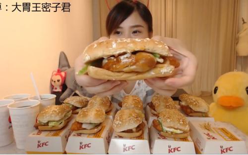 密子君真的那么能吃吗?密子君吃饱后展示肚子,知乎扒皮密子君催吐
