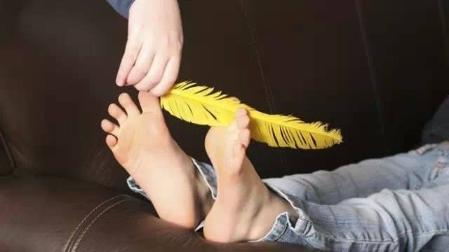 疯狂挠痒痒笑得停不下来失禁都不算严重的 挠痒痒惩罚真的会死人