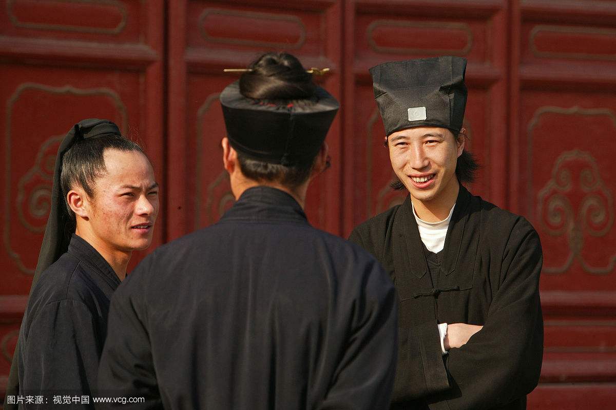 道士怎么不像和尚为什么能留头发 道士为啥能结婚生娃能吃肉喝酒?