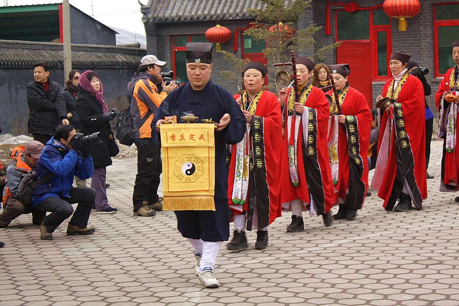 道士怎么不像和尚为什么能留头发 道士为啥能结婚生娃能吃肉喝酒?