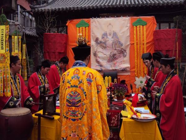 道士怎么不像和尚为什么能留头发 道士为啥能结婚生娃能吃肉喝酒?