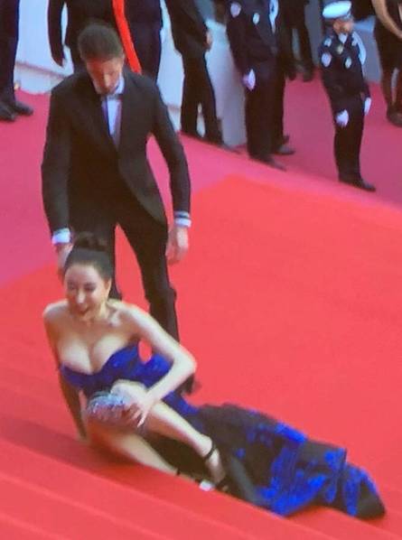 环球夫人邢小红是谁几岁个人资料老公介绍戛纳红毯故意摔倒走光照