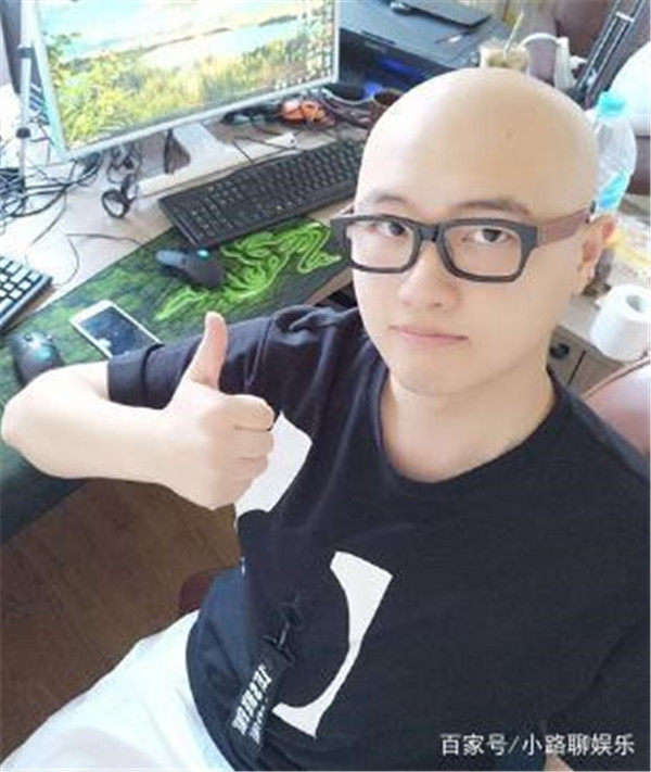 饼干狂魔怎么那么有钱是富二代吗,饼干狂魔真名叫什么为何是光头