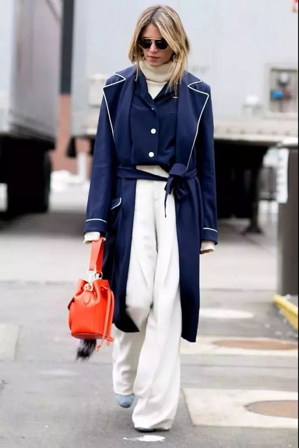 藏蓝色大衣配什么颜色裤子好看 冬天藏蓝色大衣可以这样穿