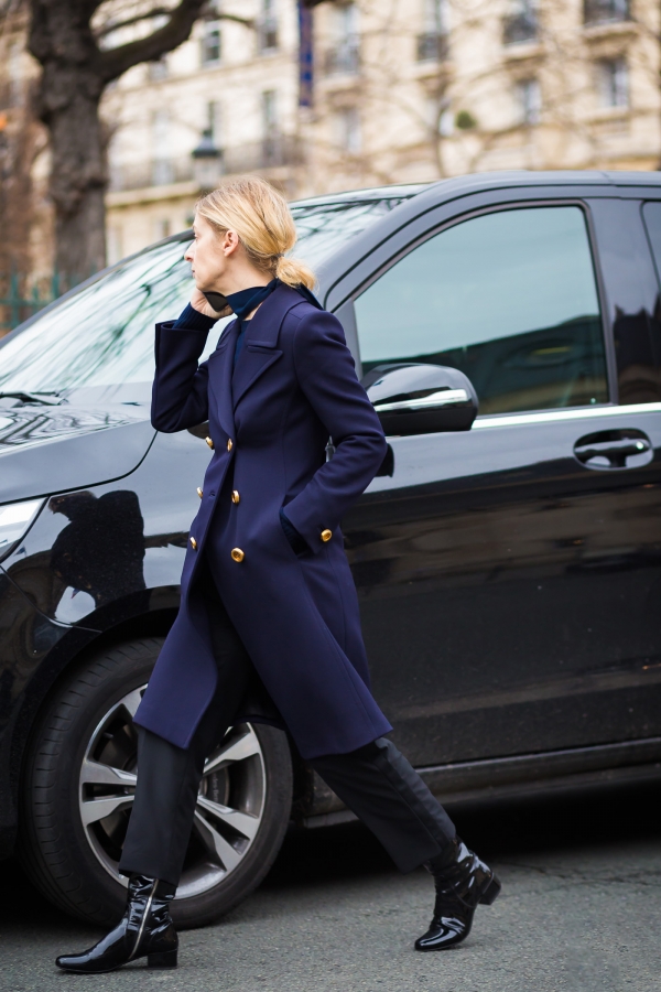 藏蓝色大衣配什么颜色裤子好看 冬天藏蓝色大衣可以这样穿