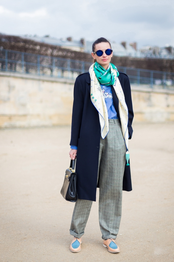 藏蓝色大衣配什么颜色裤子好看 冬天藏蓝色大衣可以这样穿