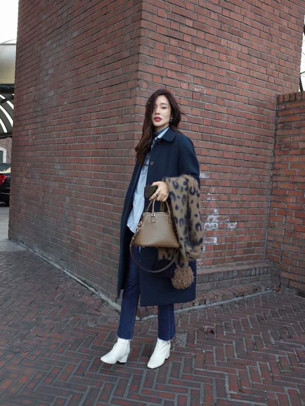 藏蓝色大衣配什么颜色裤子好看 冬天藏蓝色大衣可以这样穿